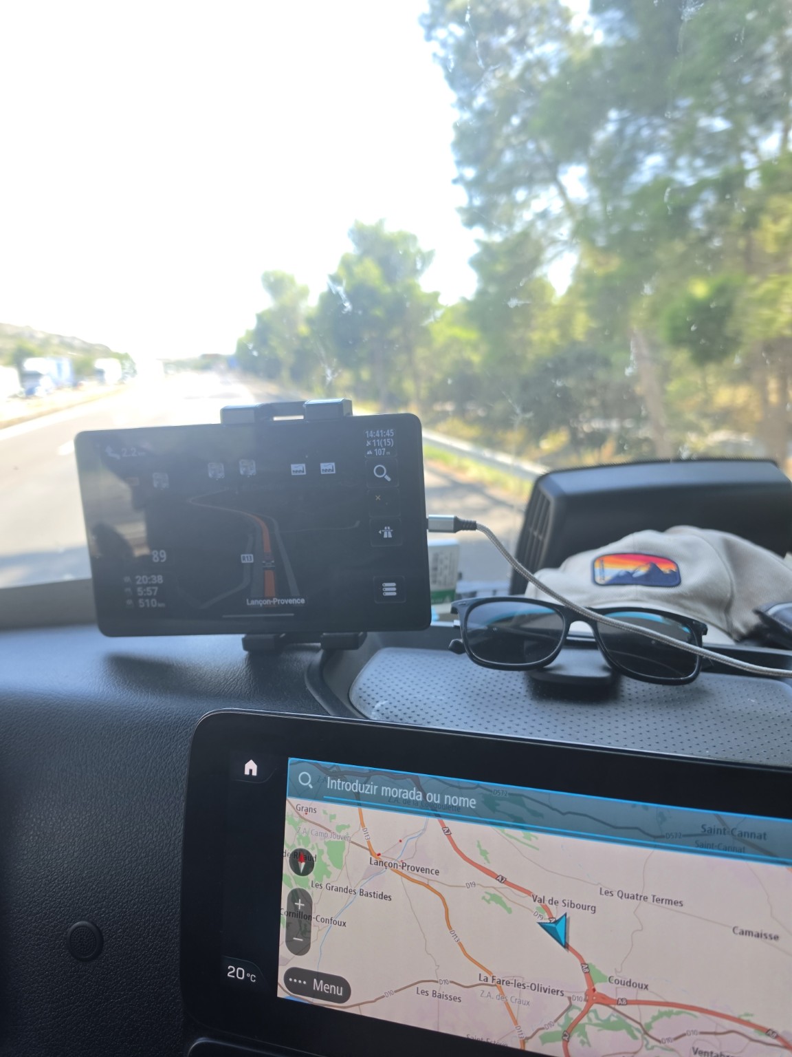 Dois sistemas de navegação usados numa viagem longa por estrada