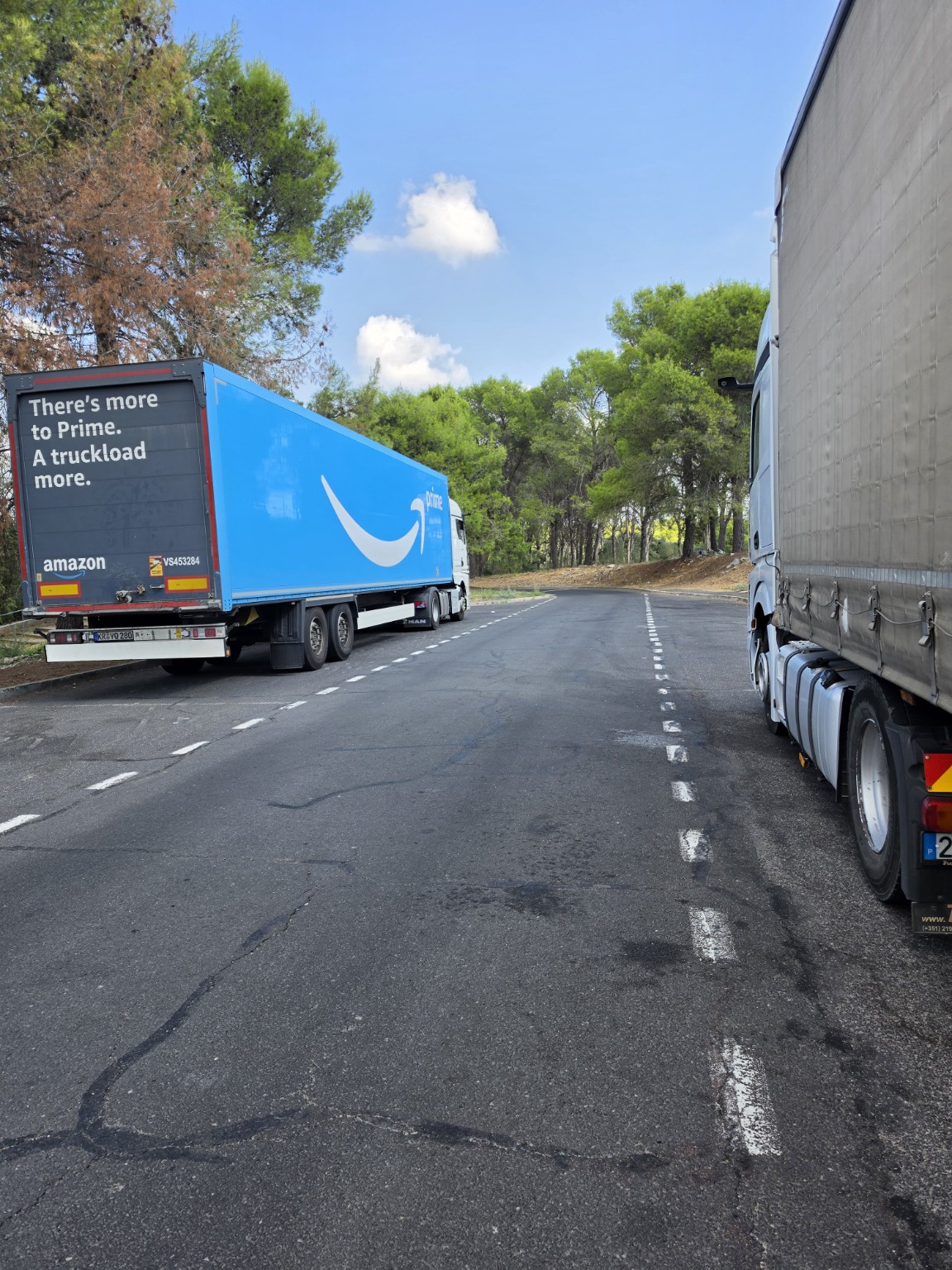 Paragem na estrada com camião estacionado durante uma viagem longa